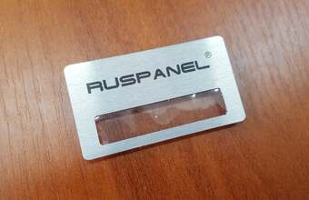 бейдж на булавке с логотипом